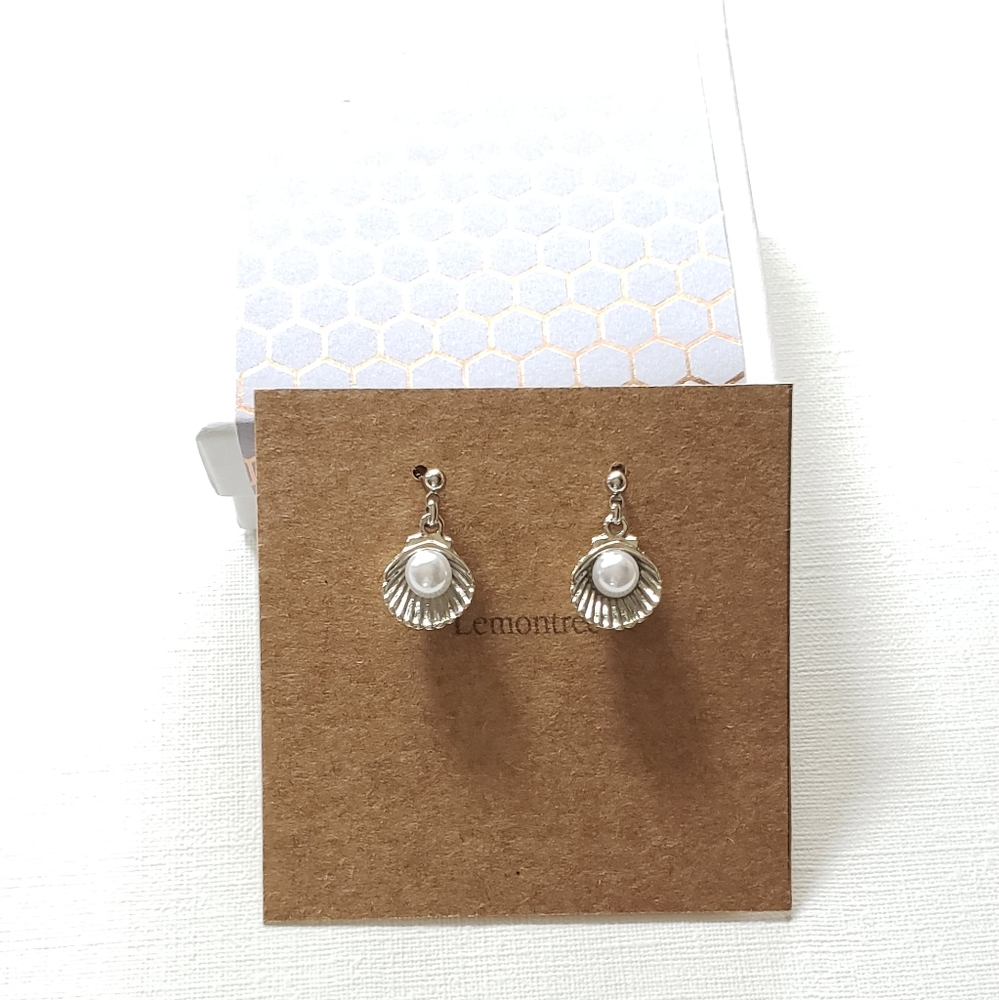 Silver plated ball post earring w/ peral shell